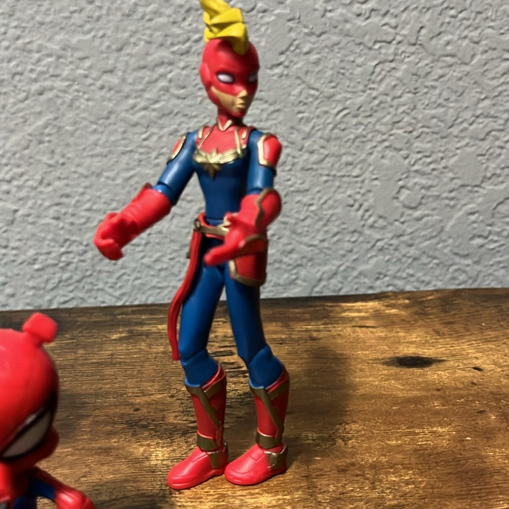 Superhero Action Figure Set - Red and Blue - Picture 4 of 10